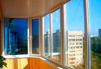 затонувати скло на балконі
